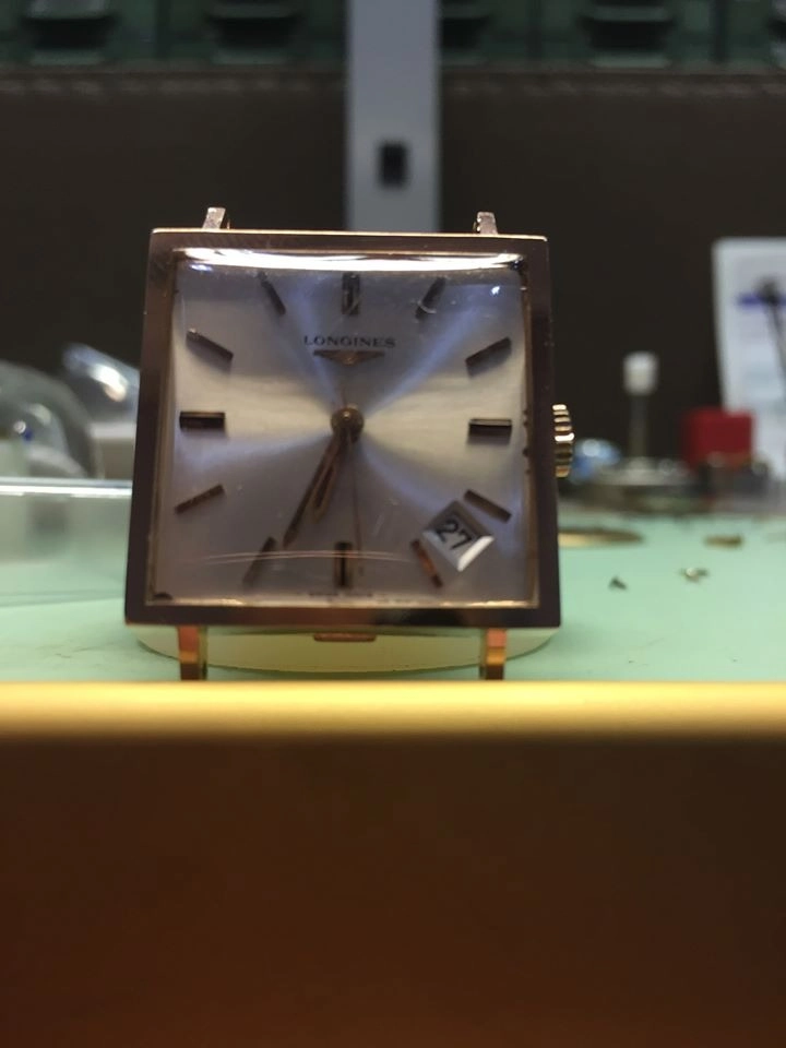 Orologio Longines vintage con cassa rettangolare e quadrante argentato