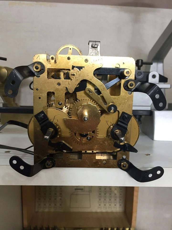 Meccanismo in ottone di un orologio antico durante un intervento di restauro