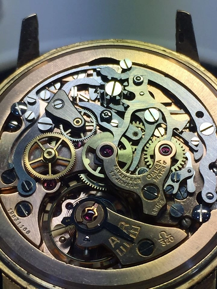 Movimento meccanico di un cronografo Omega con leve e ingranaggi