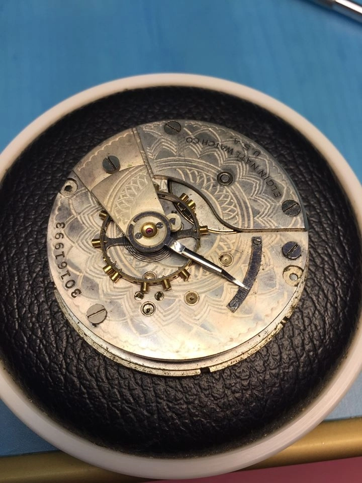 Movimento meccanico Elgin Watch Co d’epoca con decorazioni incise