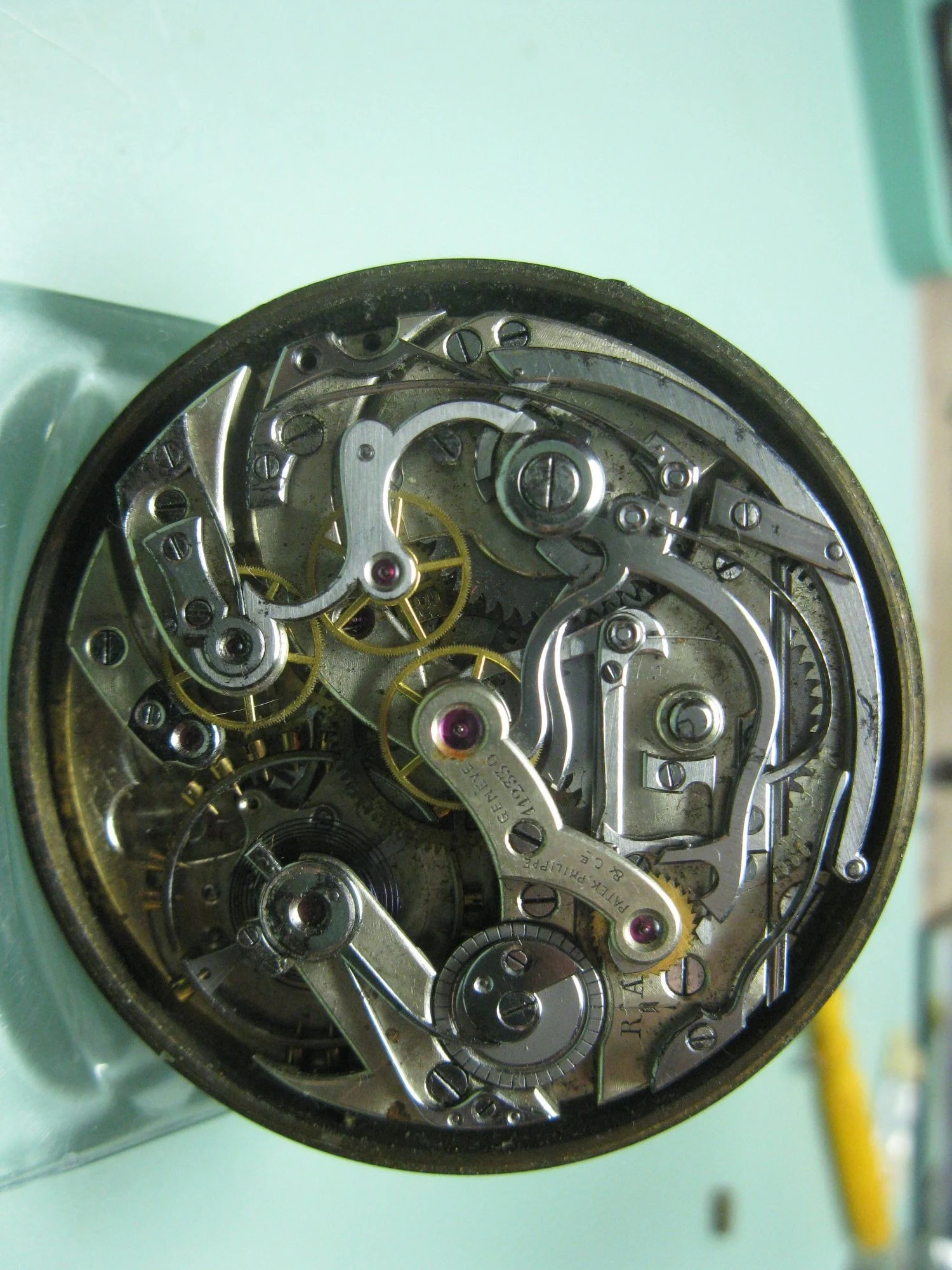 Dettaglio del movimento meccanico di un orologio Patek Philippe d'epoca