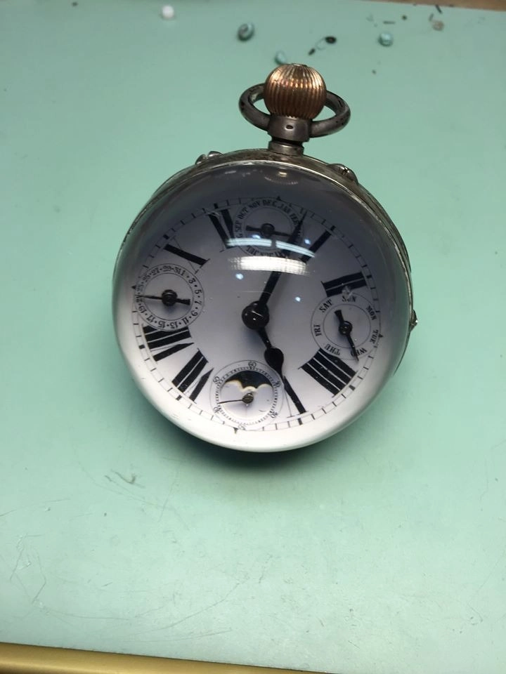 Orologio da tasca antico con quadrante bianco, numeri romani e complicazioni