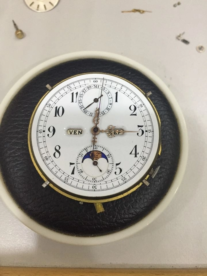 Quadrante di orologio meccanico con calendario, piccoli secondi e fasi lunari