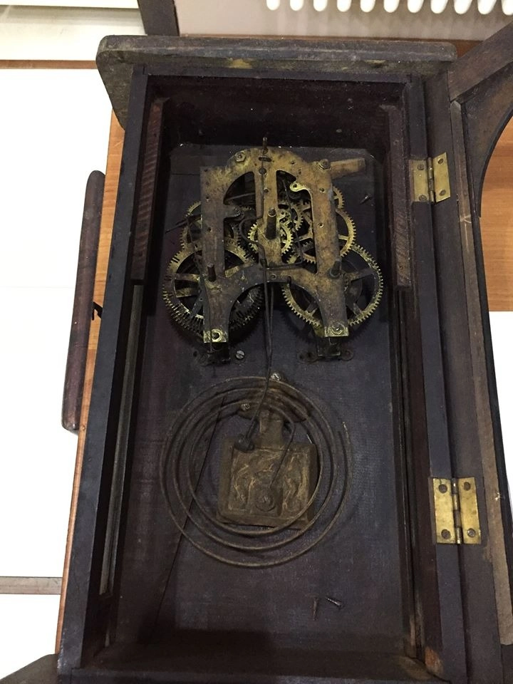 Meccanismo di orologio antico con ingranaggi e pendolo in restauro a Moncalieri